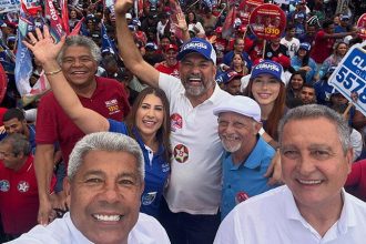 eunapolis-recebe-grande-caminhada-com-jeronimo,-claudia,-roberio,-rui-costa-e-jaques-wagner