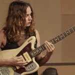 gabi-terra-e-destaque-do-reality-duelo-de-guitarras-na-tv-brasil