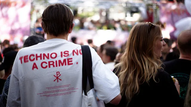 techno-parade-reuniu-350.000-pessoas-em-paris-em-protesto-contra-sancoes