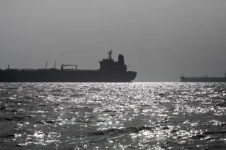 novo-ataque-no-estreito-de-ormuz-incendeia-navio-e-faz-dois-feridos