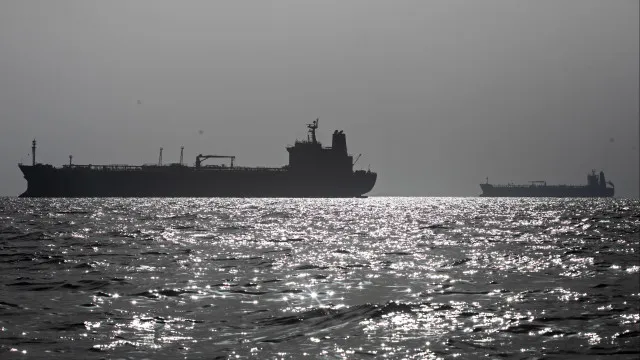novo-ataque-no-estreito-de-ormuz-incendeia-navio-e-faz-dois-feridos