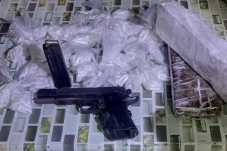 policia-militar-apreende-drogas-e-arma-de-fogo-durante-operacao-em-barrolandia,-em-belmonte