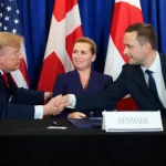 eis-o-momento-em-que-trump-assina-acordo-com-gronelandia-e-dinamarca