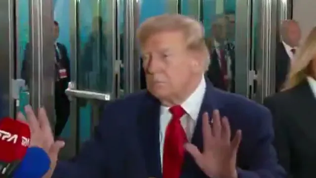 donald-trump-repreende-reporter-da-cnn:-“nao-deveria-estar-aqui”