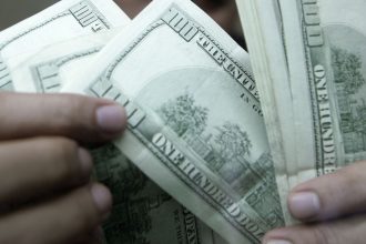 dolar-aproxima-se-de-r$-5,17,-com-noticias-do-exterior-e-eleicoes