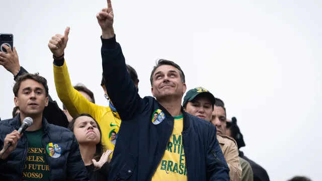 flavio-bolsonaro-promete-integrar-brasil-no-escudo-das-americas-se-vencer
