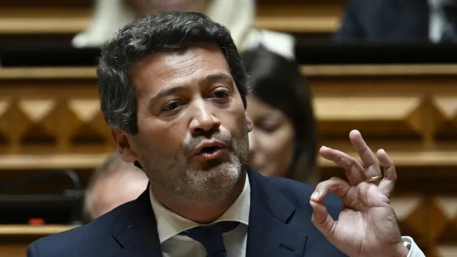 a-3.a-e-de-vez:-aguiar-branco-diz-sim-a-chega-e-cpi-a-mai-vai-de-atrelado