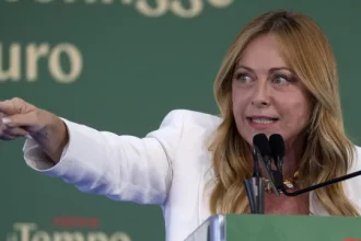 meloni-aprova-decreto-que-limita-numero-de-estrangeiros-por-sala-de-aula