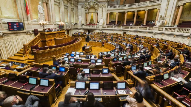 parlamento-rejeita-todos-os-projetos-sobre-aumento-do-custo-de-vida