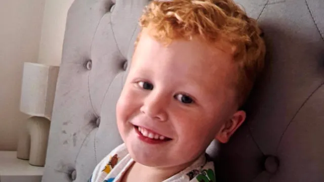 noah-woods-fugiu-de-parque-infantil-atraves-de-“buraco-na-vedacao”