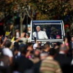 cerca-de-300000-pessoas-nas-ruas-de-paris-para-ver-o-papa.-as-imagens