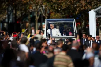 cerca-de-300000-pessoas-nas-ruas-de-paris-para-ver-o-papa.-as-imagens