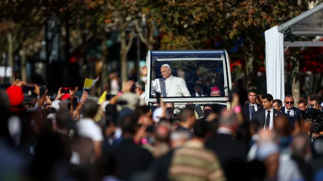 cerca-de-300000-pessoas-nas-ruas-de-paris-para-ver-o-papa.-as-imagens