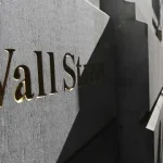 wall-street-fecha-em-alta-esperancada-na-reabertura-do-estreito-de-ormuz