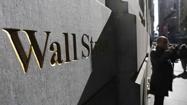 wall-street-fecha-em-alta-esperancada-na-reabertura-do-estreito-de-ormuz