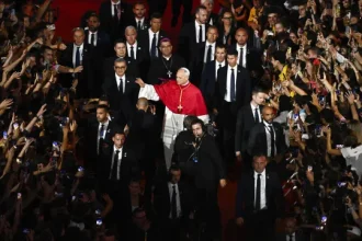 papa-anima-80.000-jovens-em-franca-perante-incertezas-da-sua-geracao