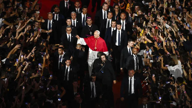 papa-anima-80.000-jovens-em-franca-perante-incertezas-da-sua-geracao