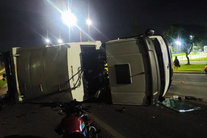 caminhao-de-coleta-de-lixo-tomba-durante-a-madrugada-na-br-367,-em-eunapolis;-veja-video