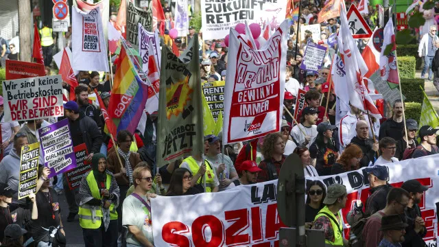 cerca-de-175-mil-pessoas-sairam-a-rua-contra-reformas-do-governo-alemao