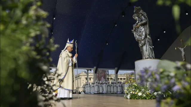 papa-leao-xiv-sublinha-“sede-de-sentido”-perante-800-mil-fieis-em-paris