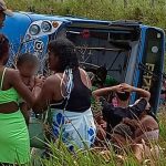 onibus-com-apoiadores-de-acm-neto-tomba-em-prado-e-deixa-varias-pessoas-feridas,-incluindo-mulheres-e-criancas