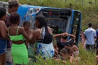 onibus-com-apoiadores-de-acm-neto-tomba-em-prado-e-deixa-varias-pessoas-feridas,-incluindo-mulheres-e-criancas