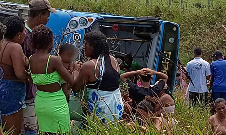 onibus-com-apoiadores-de-acm-neto-tomba-em-prado-e-deixa-varias-pessoas-feridas,-incluindo-mulheres-e-criancas