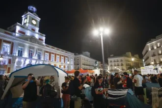 centenas-de-pessoas-acampam-no-centro-de-madrid-contra-crise-na-habitacao