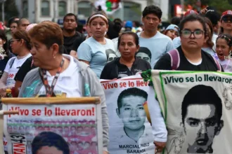 familiares-marcham-12-anos-apos-o-desaparecimento-de-43-estudantes