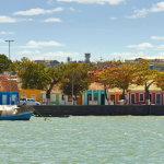 duas-das-15-melhores-praias-da-america-do-sul-ficam-no-mesmo-municipio-baiano,-que-ainda-guarda-o-marco-de-1500
