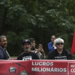 meia-centena-de-trabalhadores-protestam-em-frente-a-cimeira-do-turismo