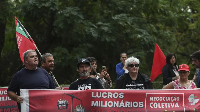 meia-centena-de-trabalhadores-protestam-em-frente-a-cimeira-do-turismo