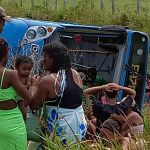 onibus-com-apoiadores-de-acm-neto-tomba-em-prado-e-deixa-varias-pessoas-feridas