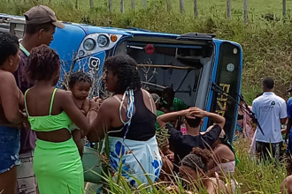 onibus-com-apoiadores-de-acm-neto-tomba-em-prado-e-deixa-varias-pessoas-feridas