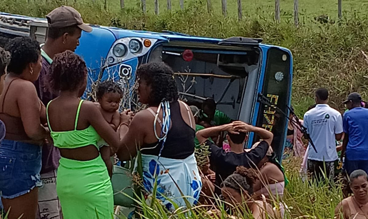 onibus-com-apoiadores-de-acm-neto-tomba-em-prado-e-deixa-varias-pessoas-feridas