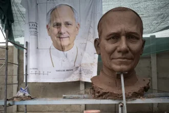 peru-prepara-estatua-gigante-para-o-regresso-do-papa-leao-xiv.-as-imagens