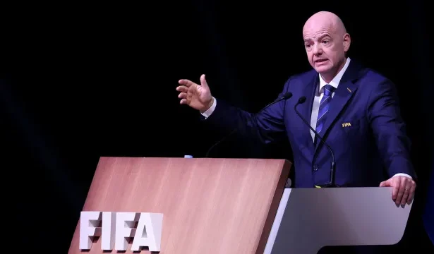 em-reacao-dupla,-fifa-ataca-uefa-e-diz-que-aceita-usar-parte-de-fundo-bilionario