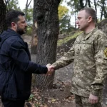 zelensky-visitou-soldados-na-linha-da-frente-no-leste-do-pais