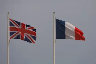 franca-e-reino-unido-negoceiam-fim-do-acordo-de-devolucao-mutua