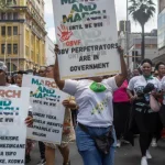 centenas-de-pessoas-marcham-na-africa-do-sul-contra-a-imigracao-ilegal