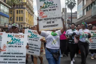centenas-de-pessoas-marcham-na-africa-do-sul-contra-a-imigracao-ilegal