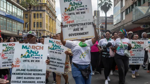 centenas-de-pessoas-marcham-na-africa-do-sul-contra-a-imigracao-ilegal