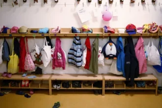 bebe-leva-arma-carregada-para-a-creche.-pai-e-policia,-mae-foi-detida