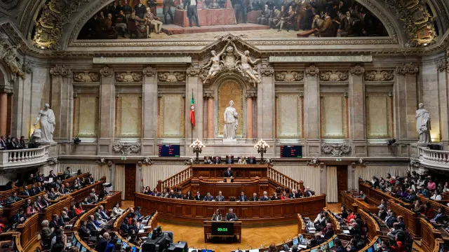 abstencao-do-ps-no-oe?-do-“positivo”-ao…-“cheque-em-branco”:-as-reacoes
